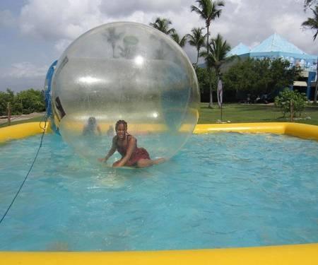 Familia jugando en AquaBolas en la Fiesta de la Ciudad